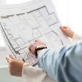 pessoas analisando como comprar um apartamento na planta para investir