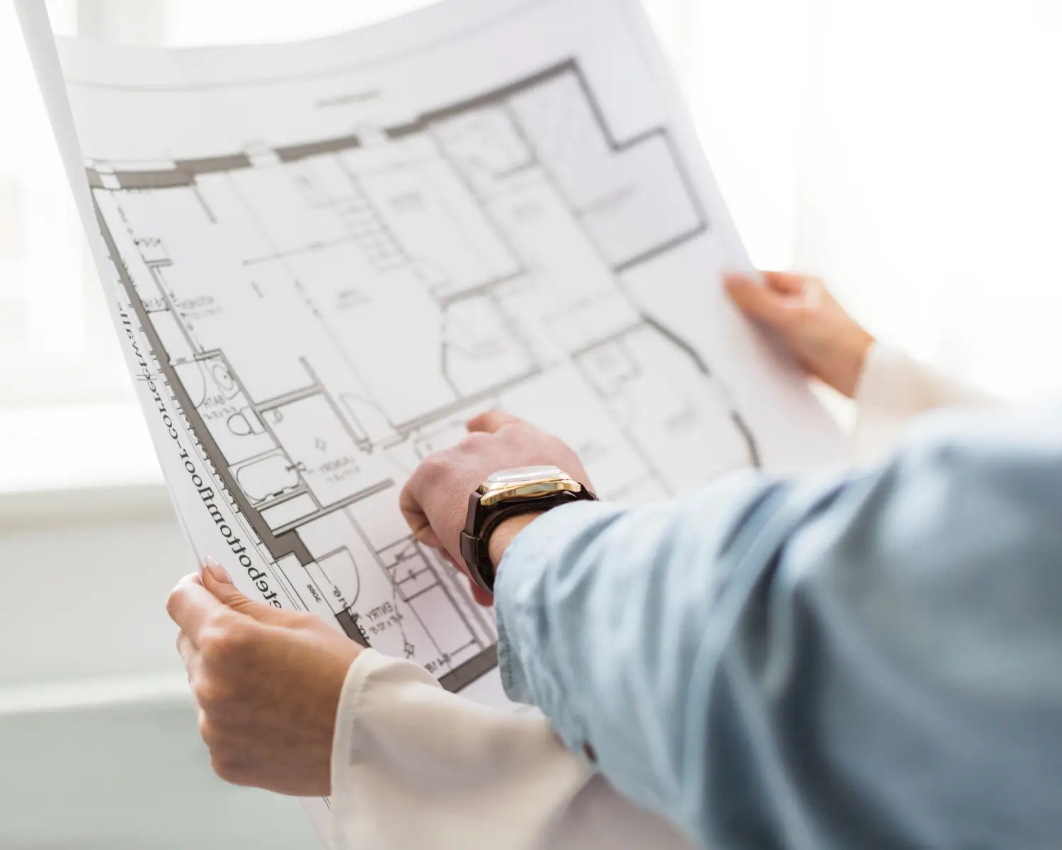 pessoas analisando como comprar um apartamento na planta para investir
